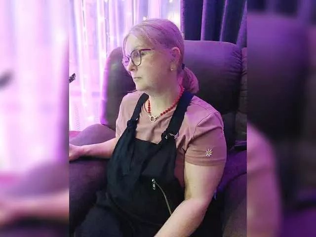 Adiline on BongaCams