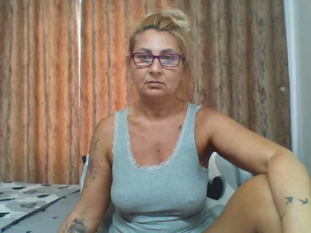 Offline chaudeevely on BongaCams