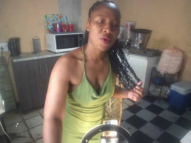 CurvyPear on BongaCams