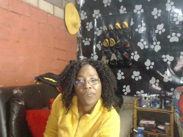 CurvyPear on BongaCams