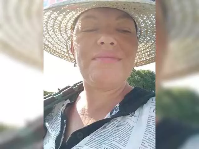 Offline Juliamad on BongaCams