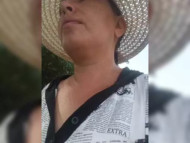 Offline Juliamad on BongaCams