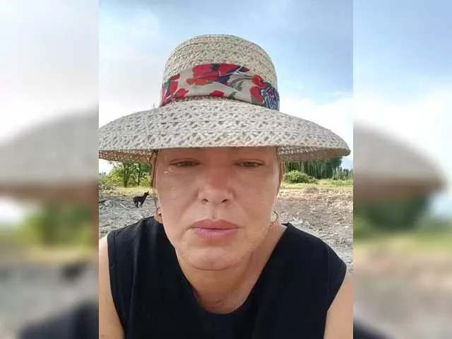 Offline Juliamad on BongaCams