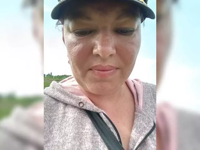 Offline Juliamad on BongaCams