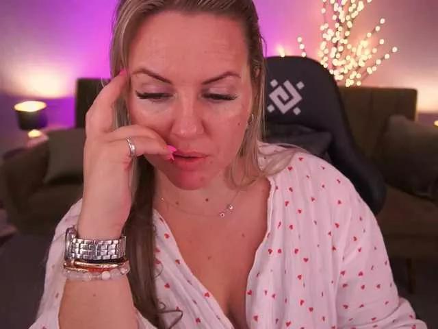 Offline KiraCandyS on BongaCams