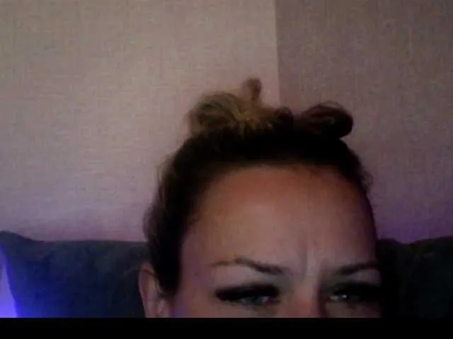 Offline krisred on BongaCams