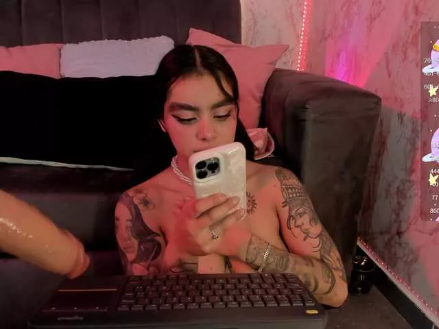 Freechat laurencamila1 on BongaCams