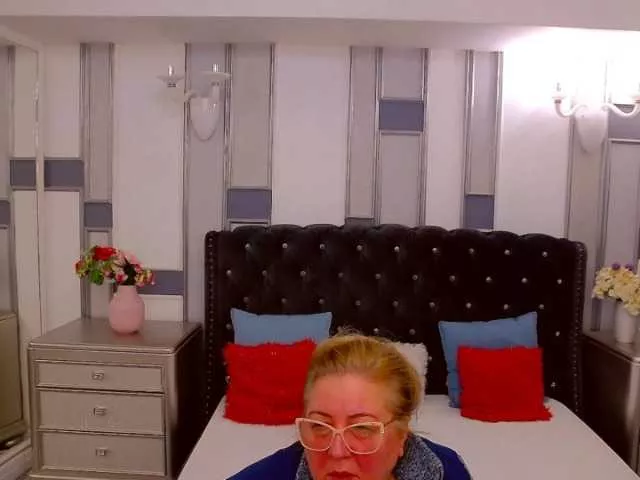 Offline MadameLeona on BongaCams