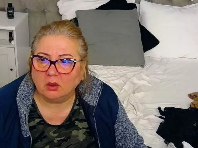 Offline MadameLeona on BongaCams