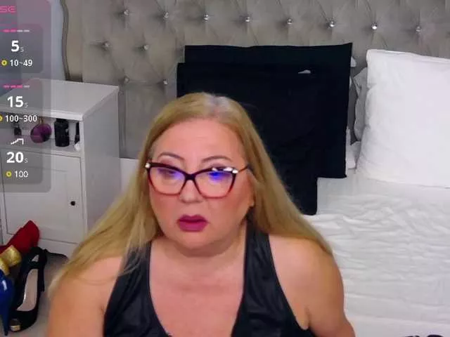 Offline MadameLeona on BongaCams