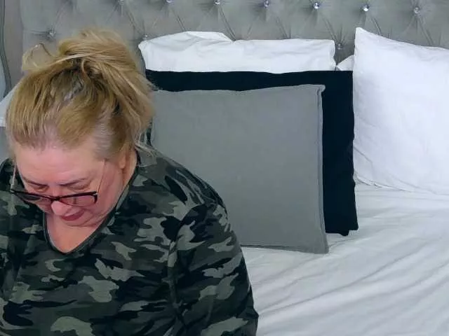 Offline MadameLeona on BongaCams