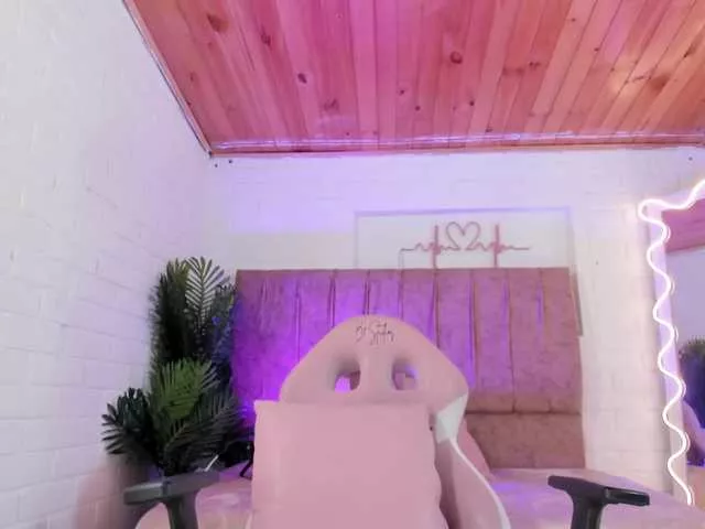 Offline penelope-tay on BongaCams