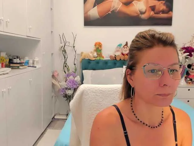 Offline SalomeJade on BongaCams