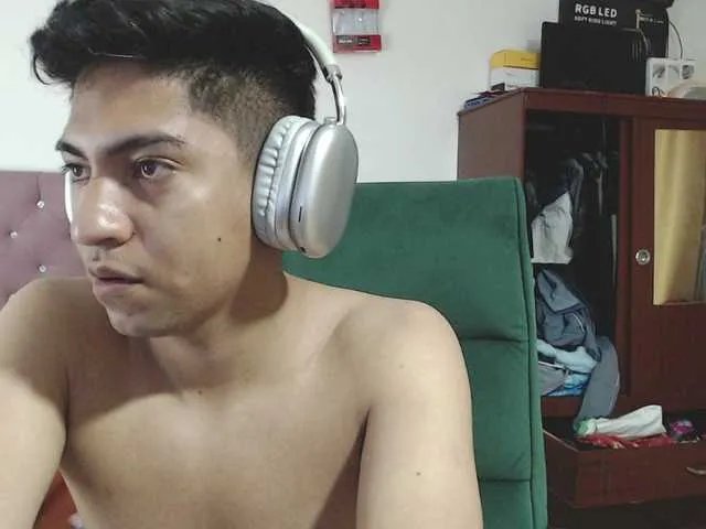 SammiAndSoffi — welcome guys in my room