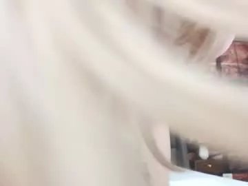 elle_luv on Chaturbate