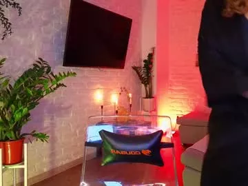 Offline i_n_d_i_c_a on Chaturbate