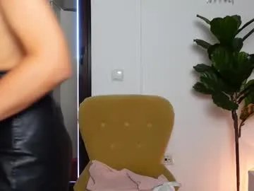 ninacrystal on Chaturbate