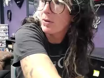 Offline oddywithabody on Chaturbate