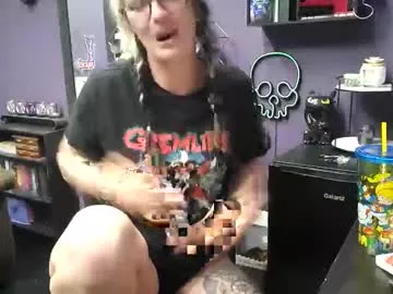 Offline oddywithabody on Chaturbate