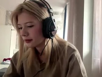 rochellehouis — GOAL: show outfit [30 tokens remaining] Welcome to my room! #shy #new #18 #cute #nonude