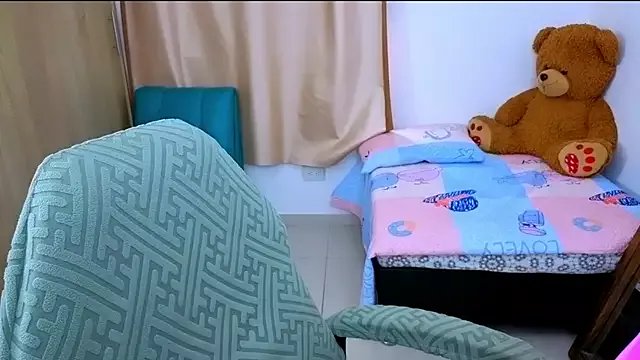 _elenna on StripChat