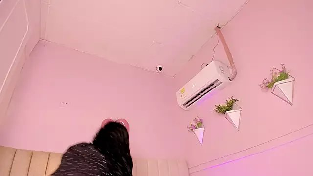 _lucia_18 on StripChat