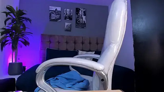 aleja_cute_ on StripChat