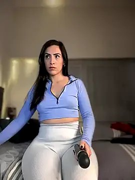 alessandra-a on StripChat