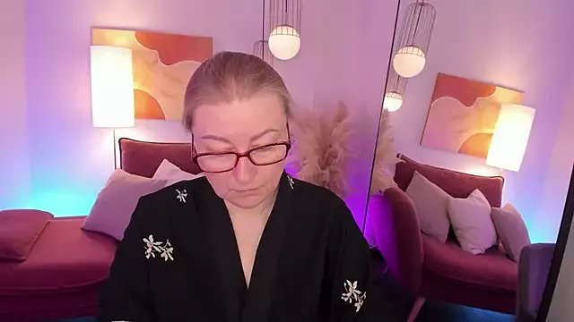 AlexandraKind on StripChat