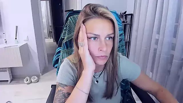 AlexiaDarren on StripChat