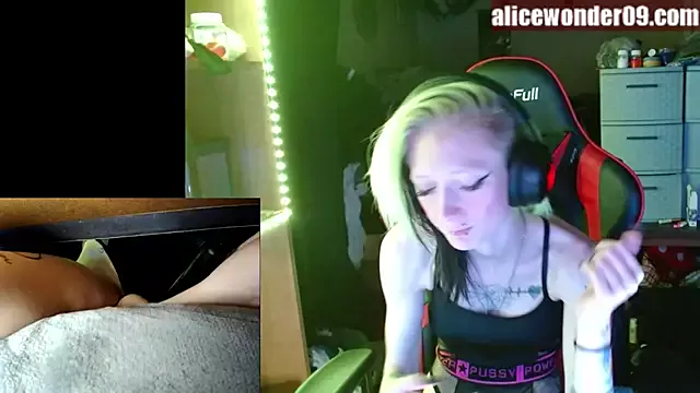 Offline alicewonder09 on StripChat