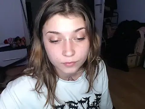 AlienforTwenty on StripChat