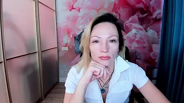 AlinaMoor on StripChat