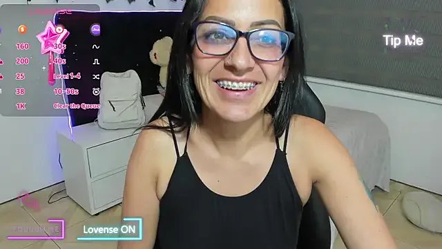 alma_blue on StripChat