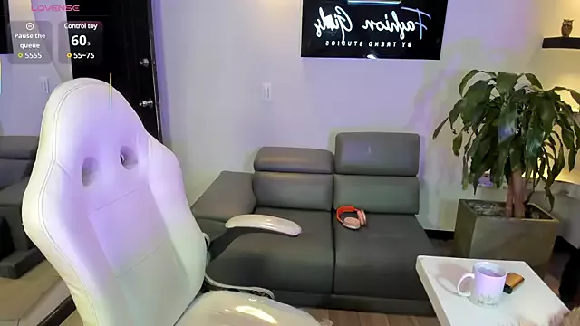 Offline AmbarFoxx_ on StripChat