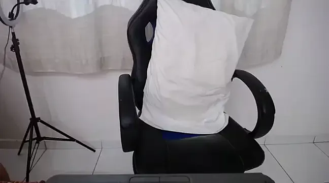 Offline Apollo_21 on StripChat