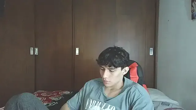 Offline aresholland on StripChat