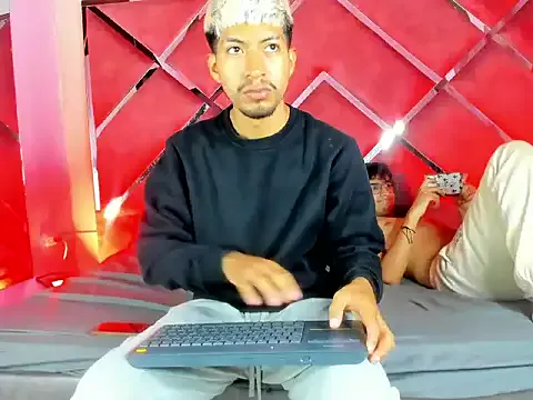 Offline AxelAndJeremy on StripChat