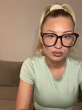belle98 on StripChat 