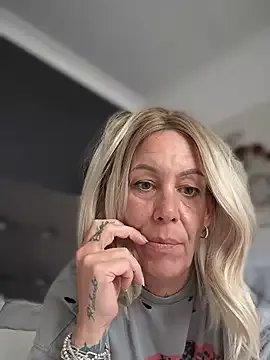 blondebitch2 on StripChat