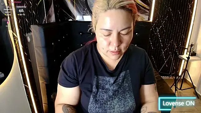 Bruja__Scarlata on StripChat