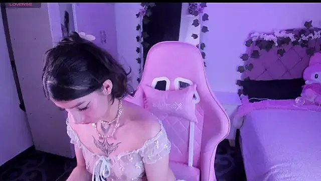 cami_mila9 on StripChat