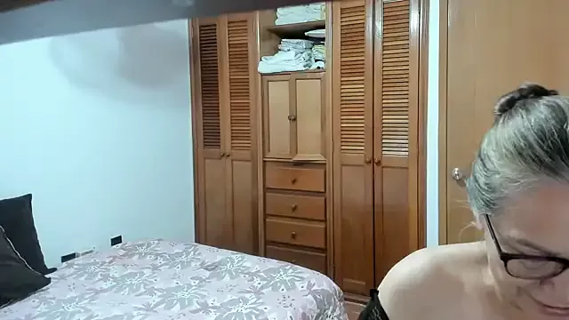 Offline Carlaa-69 on StripChat