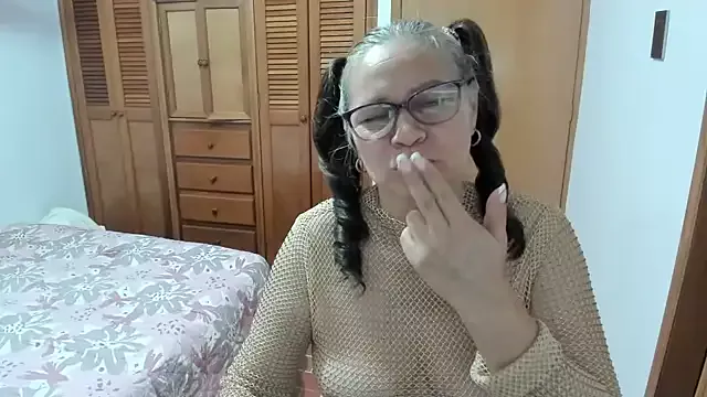 Offline Carlaa-69 on StripChat