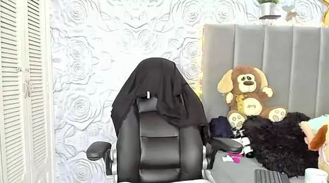 Offline chantall1375 on StripChat