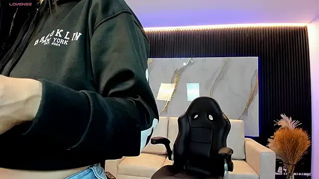 charlottewhitte on StripChat