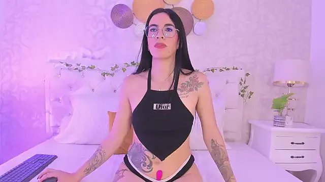 Clarisse28 on StripChat