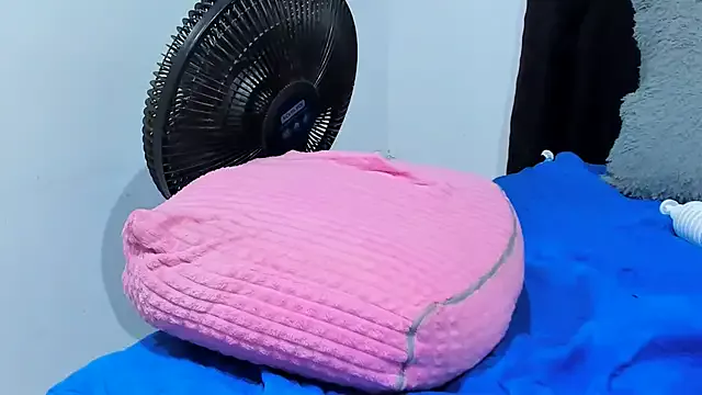 Offline Couple_Gold69 on StripChat