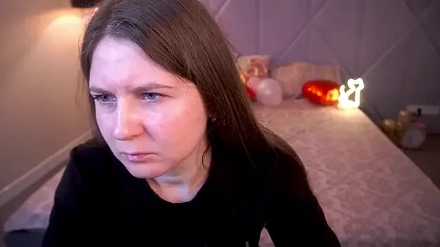 CraveeDoll on StripChat