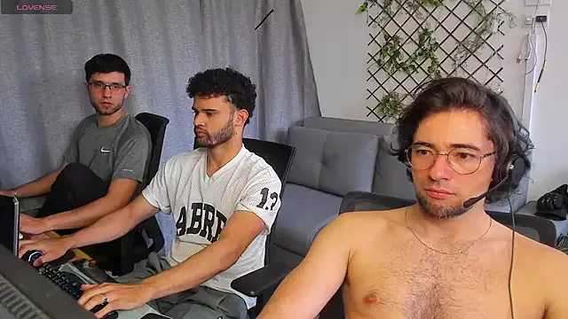 Offline crisandrews on StripChat